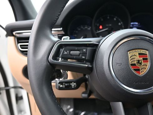Used 2025 Porsche Macan image 11