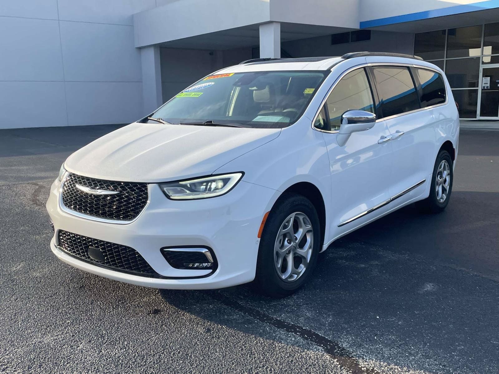 Certified 2022 Chrysler Pacifica Limited AWD/4WD image 11