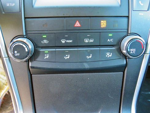 Used 2015 Toyota Camry SE image 29