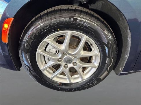 Used 2024 Chrysler Pacifica Touring-L FWD image 23