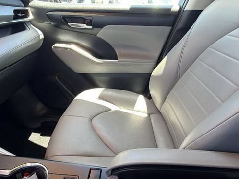 Used 2021 Toyota Highlander XLE AWD/4WD image 24