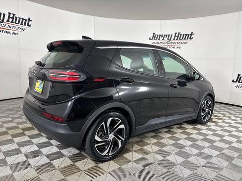 Used 2022 Chevrolet Bolt LT w/ Infotainment Package FWD image 4
