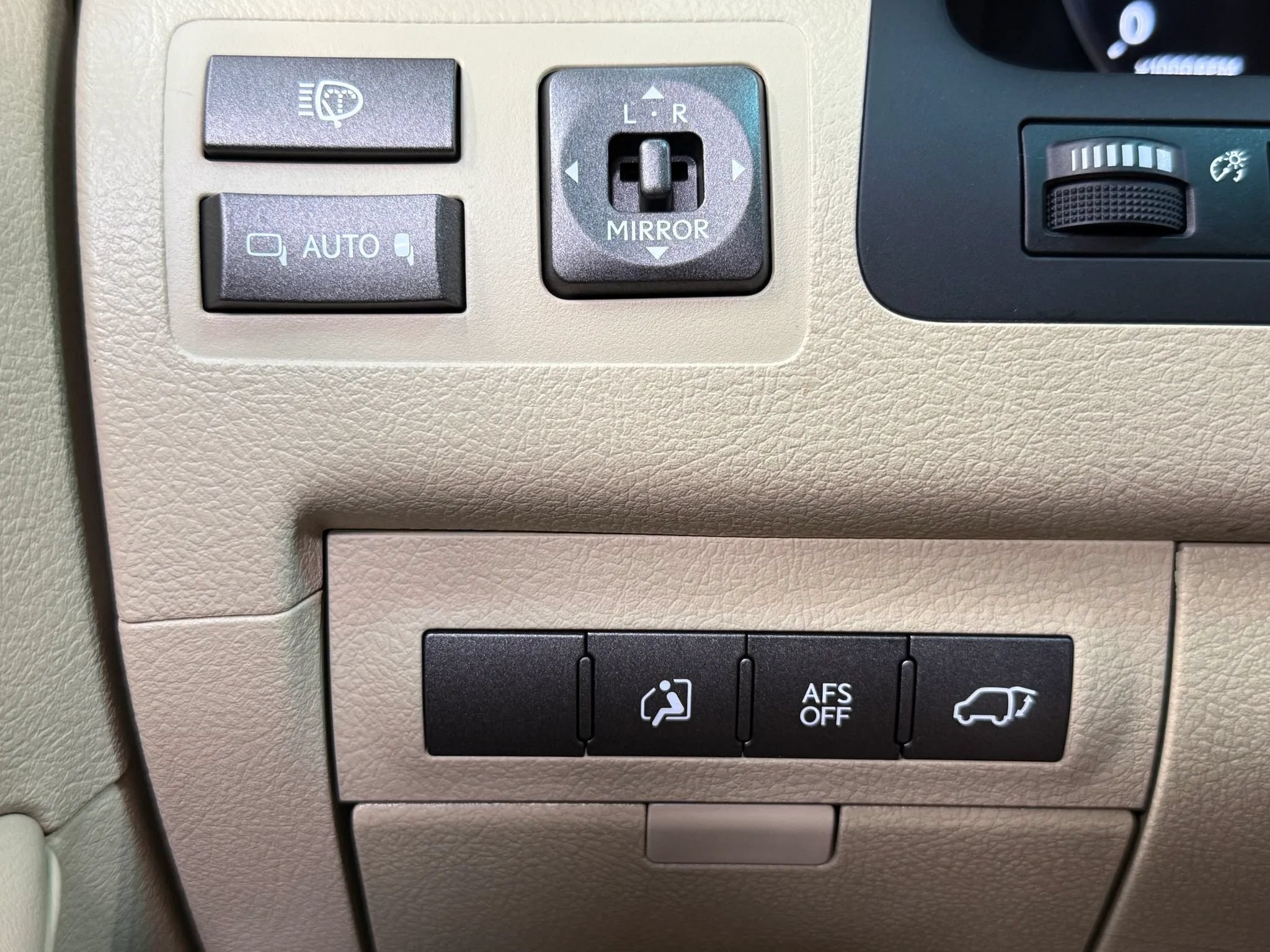Used 2010 Lexus LX 570 4WD w/ Luxury Pkg image 31