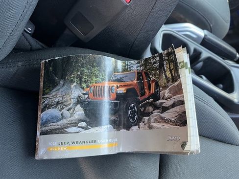Used 2018 Jeep Wrangler Unlimited Sahara w/ Cold Weather Group AWD/4WD image 40