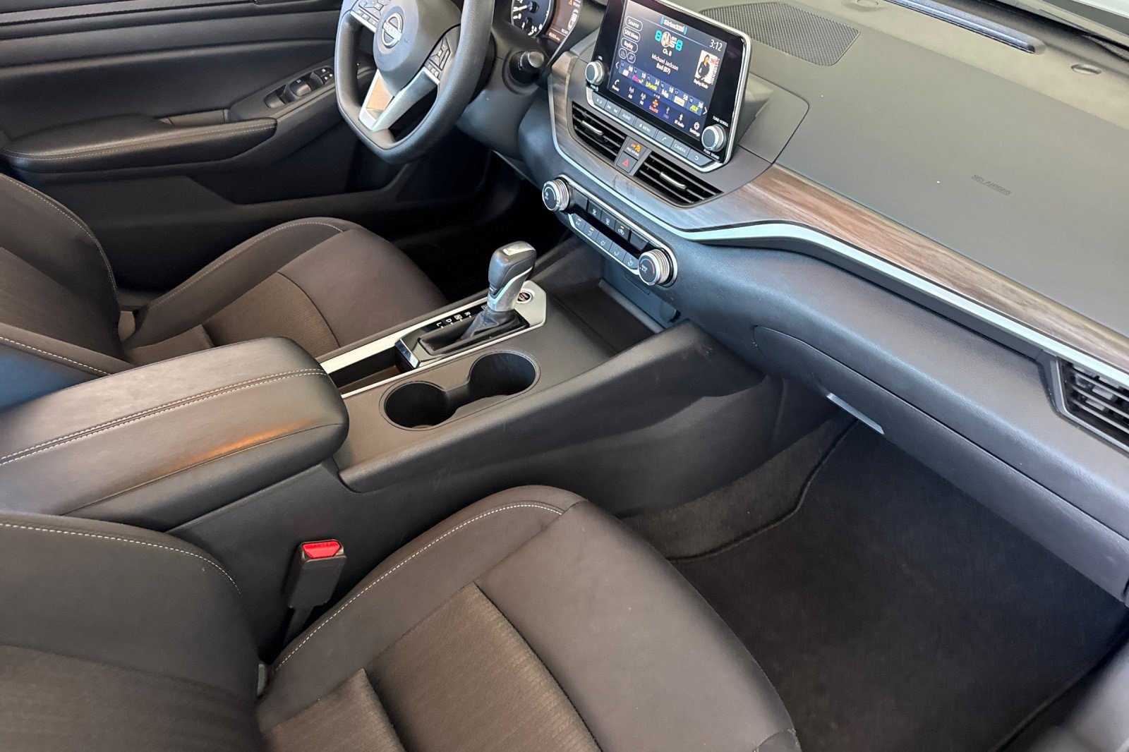 Used 2025 Nissan Altima 2.5 SV FWD image 33