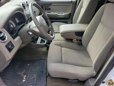 Used 2006 Mitsubishi Raider DuroCross image 4