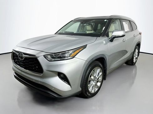 Used 2023 Toyota Highlander Limited AWD/4WD image 3