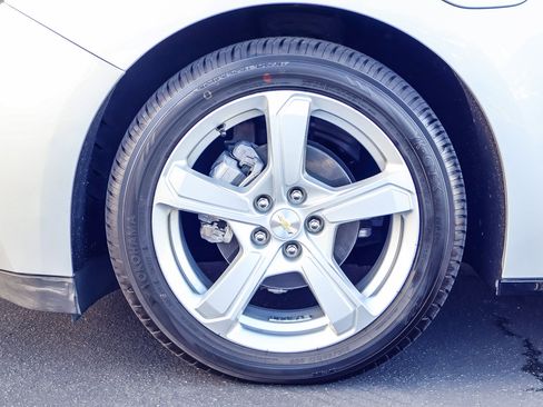 Used 2018 Chevrolet Volt LT w/ Comfort Package image 16