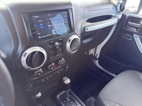 Used 2016 Jeep Wrangler Unlimited Sahara image 19