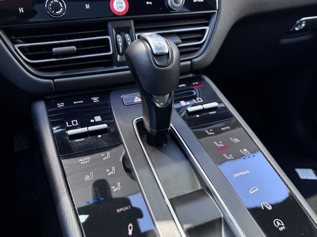 Certified 2024 Porsche Macan AWD/4WD image 21