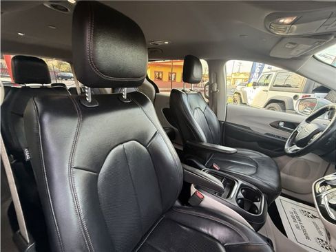 Used 2019 Chrysler Pacifica Touring-L image 33