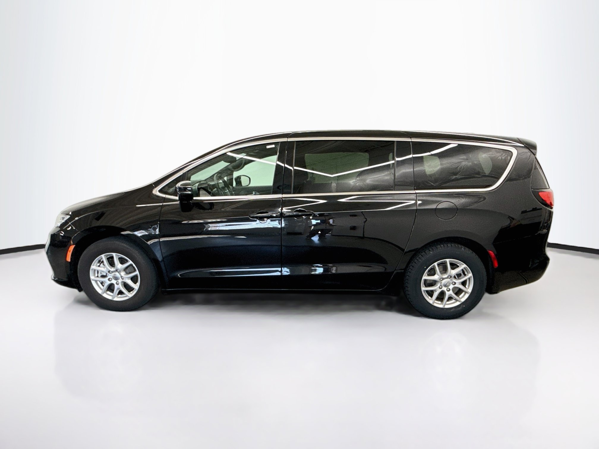 Used 2025 Chrysler Pacifica Select FWD image 4