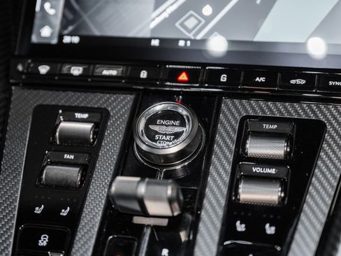 Used 2025 Aston Martin DB12 Coupe image 25