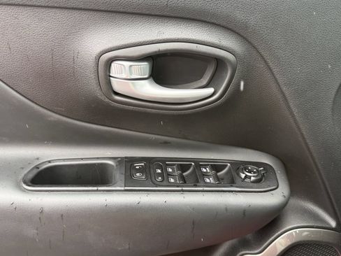 Used 2023 Jeep Renegade Latitude AWD/4WD image 12