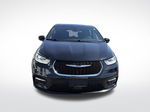 Used 2025 Chrysler Pacifica Select FWD image 3