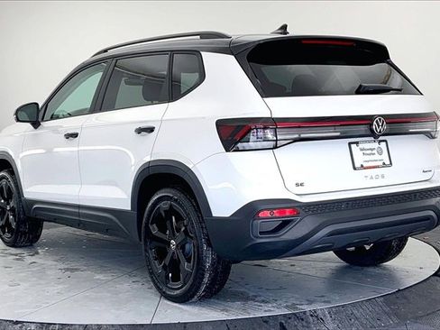 New 2026 Volkswagen Taos SE image 4