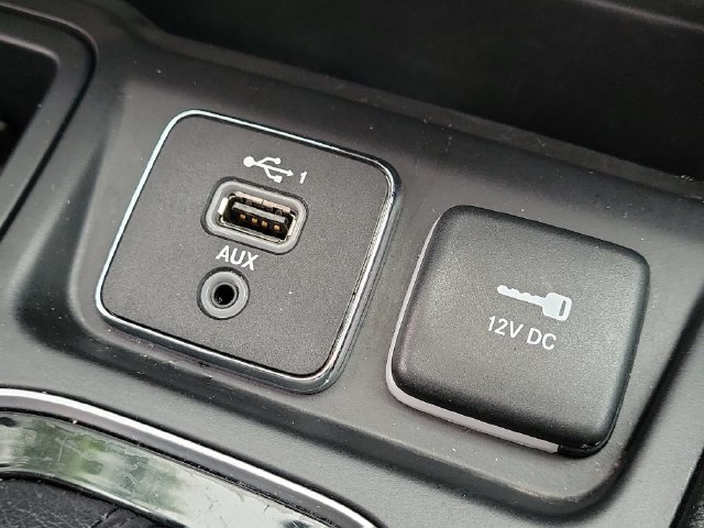 Used 2019 Jeep Cherokee Limited FWD image 27