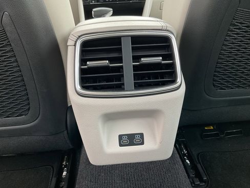 Used 2025 Genesis G70 2.5T image 17