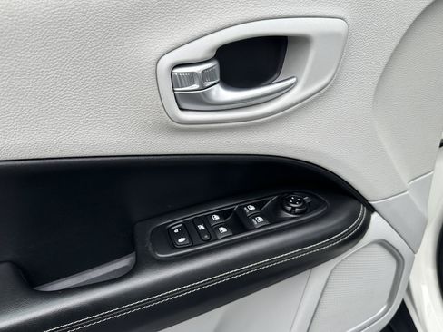 Used 2018 Jeep Compass Latitude w/ Popular Equipment Group FWD image 22