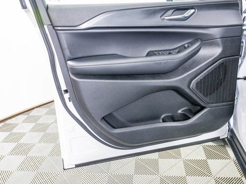 New 2025 Jeep Grand Cherokee Laredo image 16