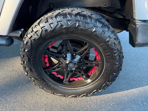 Used 2016 Jeep Wrangler Unlimited Sahara w/ Connectivity Group image 14