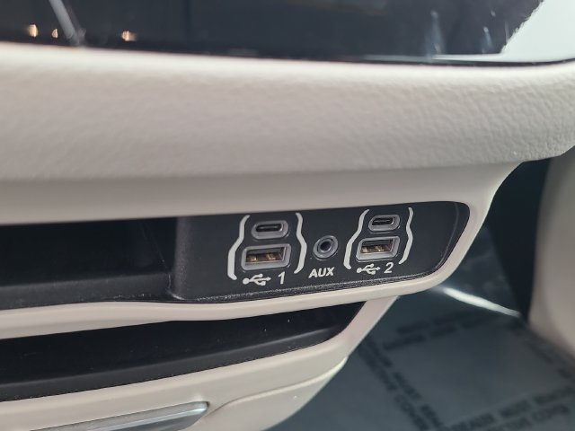 Used 2023 Chrysler Pacifica Touring-L FWD image 32