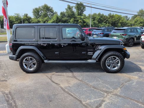Used 2018 Jeep Wrangler Unlimited Sahara AWD/4WD image 2