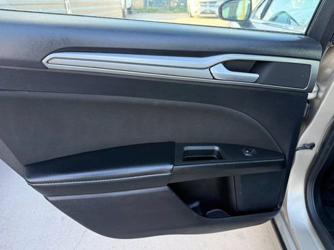 Used 2019 Ford Fusion SE FWD image 12