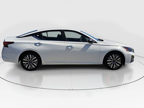 Used 2025 Nissan Altima 2.5 SV FWD image 4