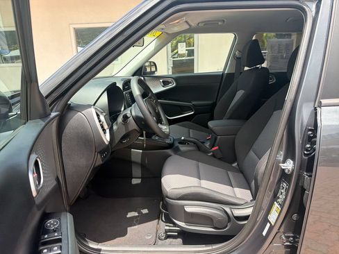 Used 2025 Kia Soul LX FWD image 10