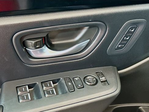 Used 2025 Honda Pilot Touring image 16