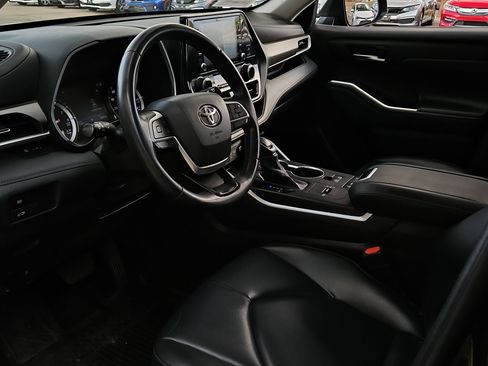 Used 2022 Toyota Highlander XLE image 7