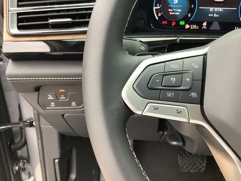 New 2025 Volkswagen Atlas SE FWD image 27