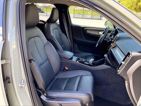 Used 2025 Volvo XC40 B5 Plus image 10
