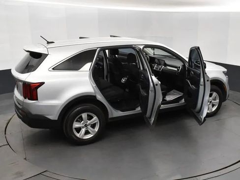 Used 2022 Kia Sorento LX AWD/4WD image 6