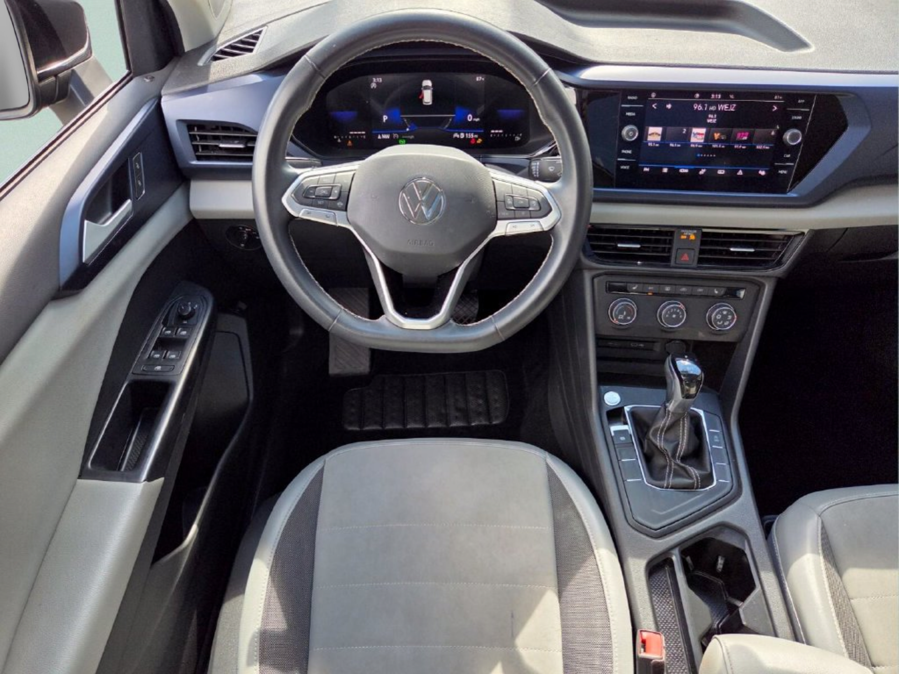 Used 2022 Volkswagen Taos SE w/ Panoramic Sunroof Package FWD image 12