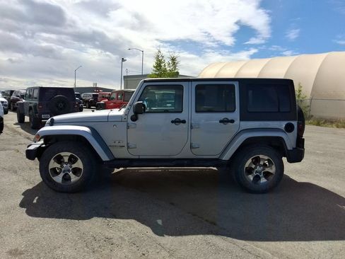 Used 2018 Jeep Wrangler Unlimited Sahara w/ Connectivity Group AWD/4WD image 5