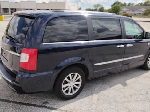 Used 2014 Chrysler Town & Country Touring-L FWD image 5