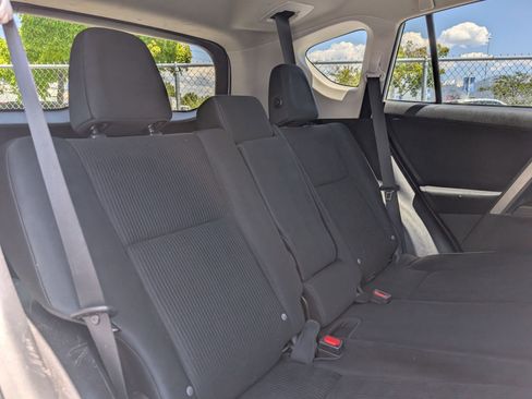 Used 2018 Toyota RAV4 LE AWD/4WD image 26