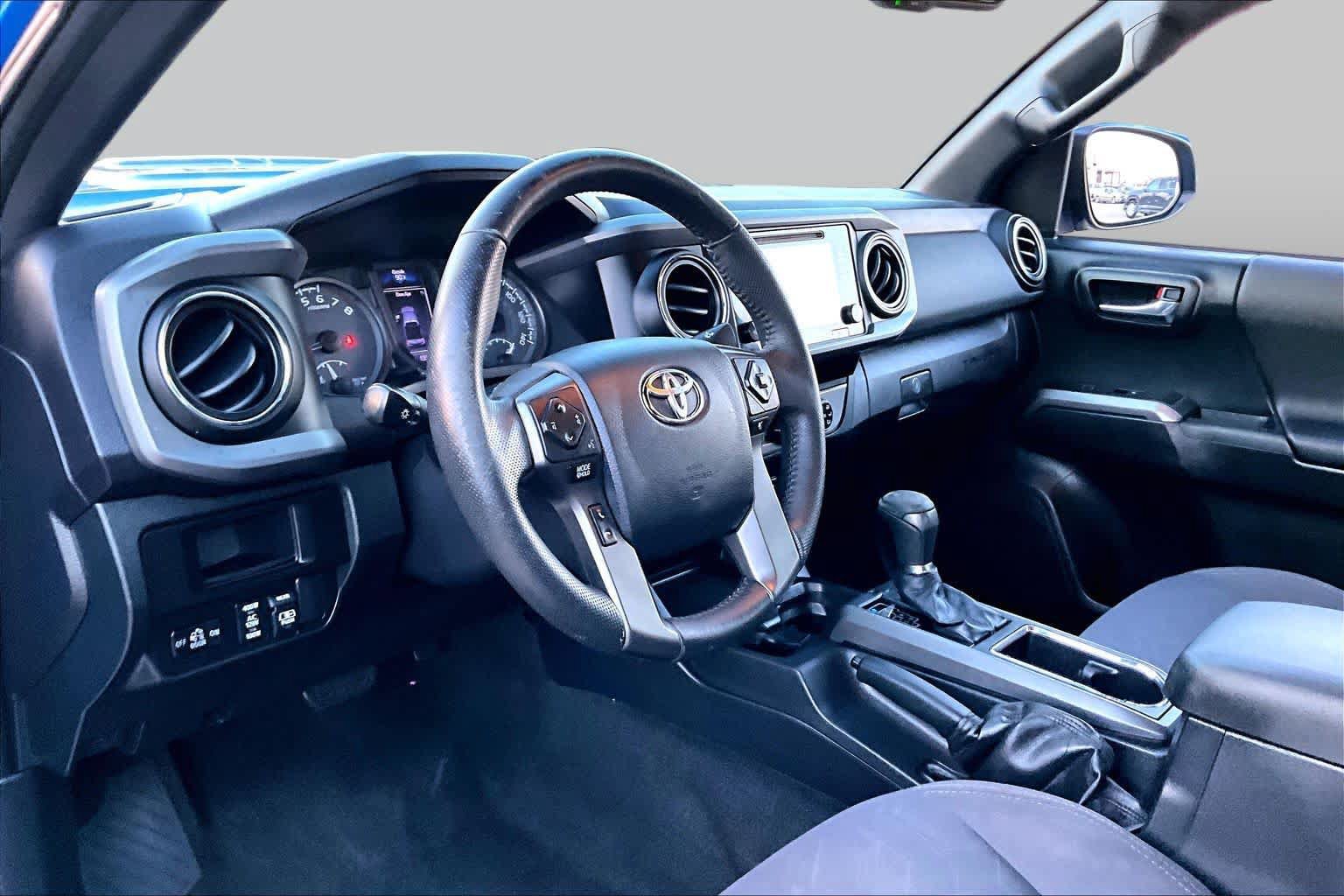 Used 2017 Toyota Tacoma TRD Sport w/ Tow Package RWD image 18
