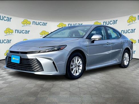 Used 2025 Toyota Camry LE image 3