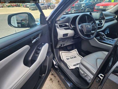 Used 2020 Toyota Highlander XLE image 26