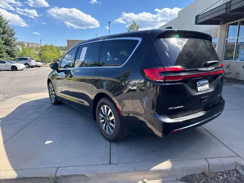 Used 2022 Chrysler Pacifica Touring-L w/ Uconnect Theater Family Group FWD image 8