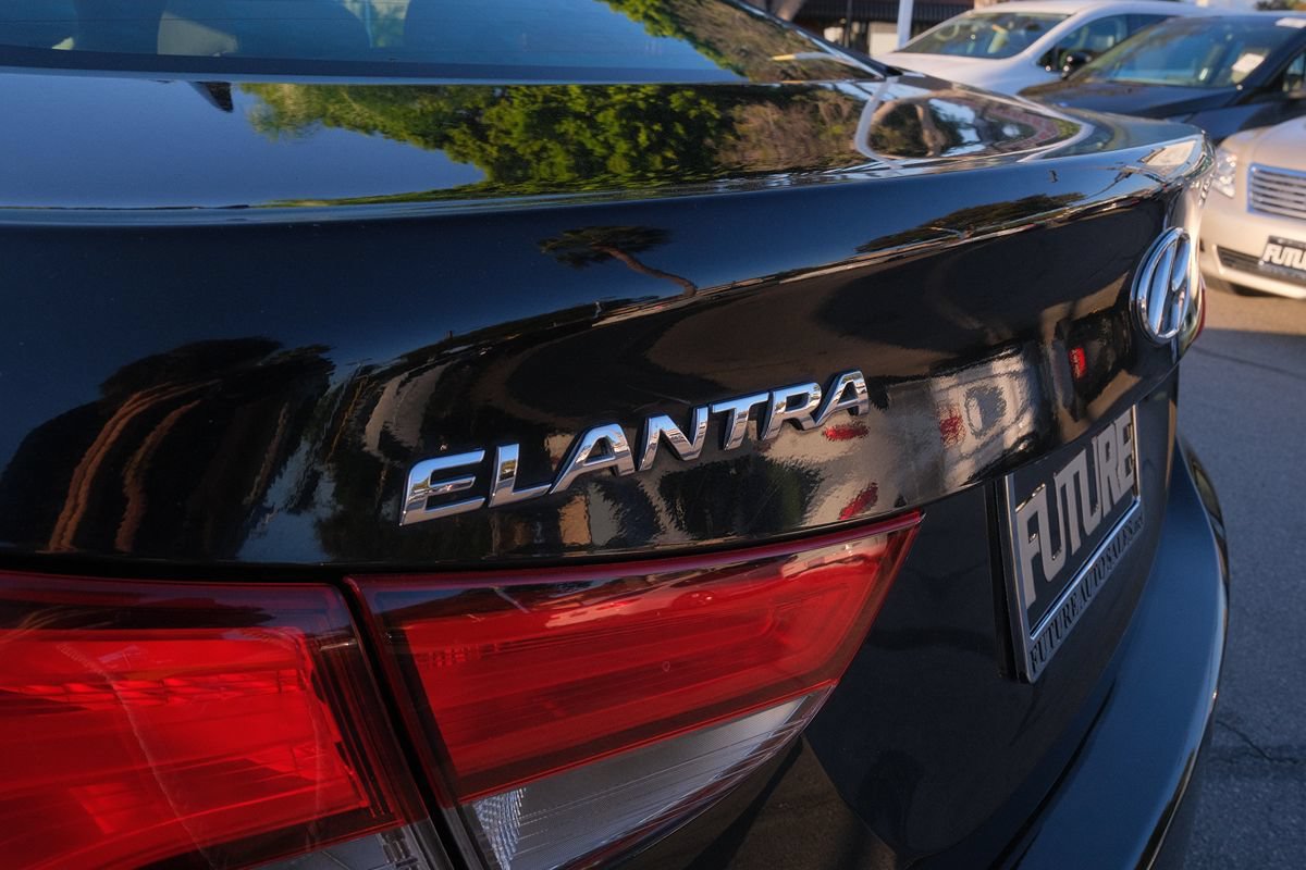 Used 2015 Hyundai Elantra SE FWD image 28