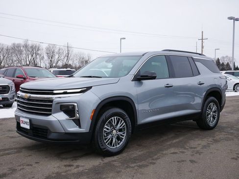 Used 2024 Chevrolet Traverse LT image 3