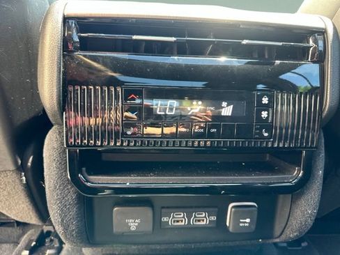 Used 2023 Jeep Wagoneer Series II w/ Convenience Group I AWD/4WD image 17