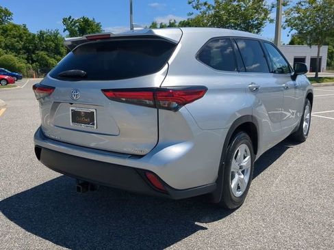 Used 2021 Toyota Highlander L image 4
