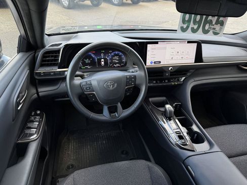 Used 2024 Toyota Crown AWD/4WD image 12