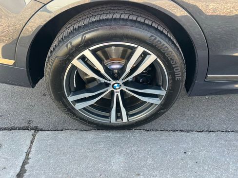 Used 2022 BMW X7 M50i image 11