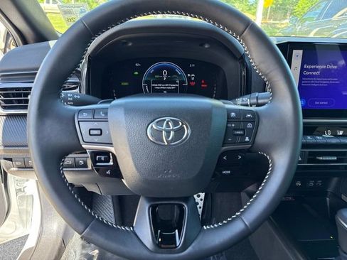 Used 2025 Toyota Camry SE image 28